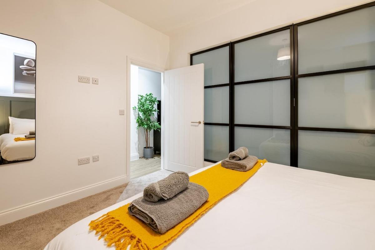 Brand New Apt - Beach Breeze Spacious 1-Bedroom Apartment With Parking - Sleeps 4 Ppl- Internet Bournemouth Exterior photo