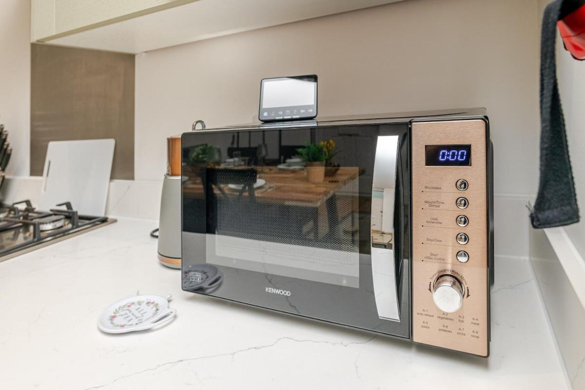 Brand New Apt - Beach Breeze Spacious 1-Bedroom Apartment With Parking - Sleeps 4 Ppl- Internet Bournemouth Exterior photo