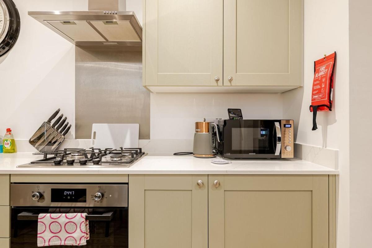 Brand New Apt - Beach Breeze Spacious 1-Bedroom Apartment With Parking - Sleeps 4 Ppl- Internet Bournemouth Exterior photo